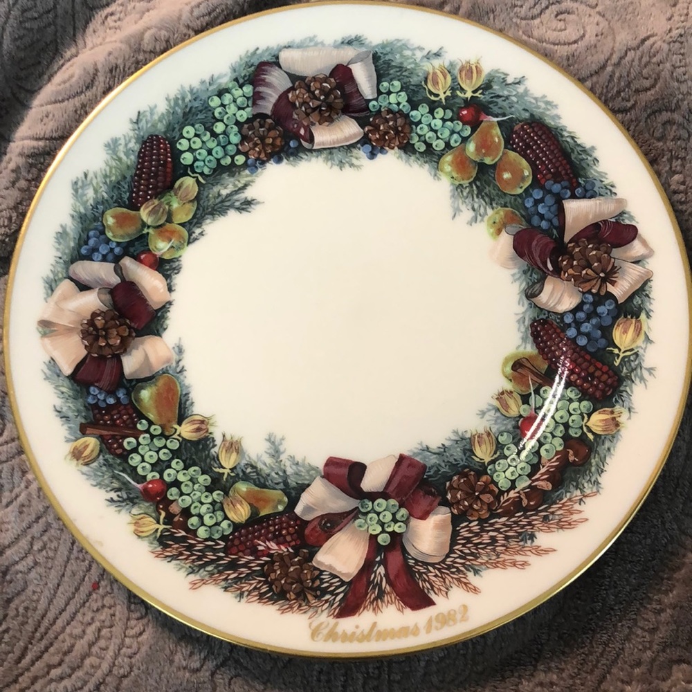Lenox 1982 colonial Christmas wreath issue plate